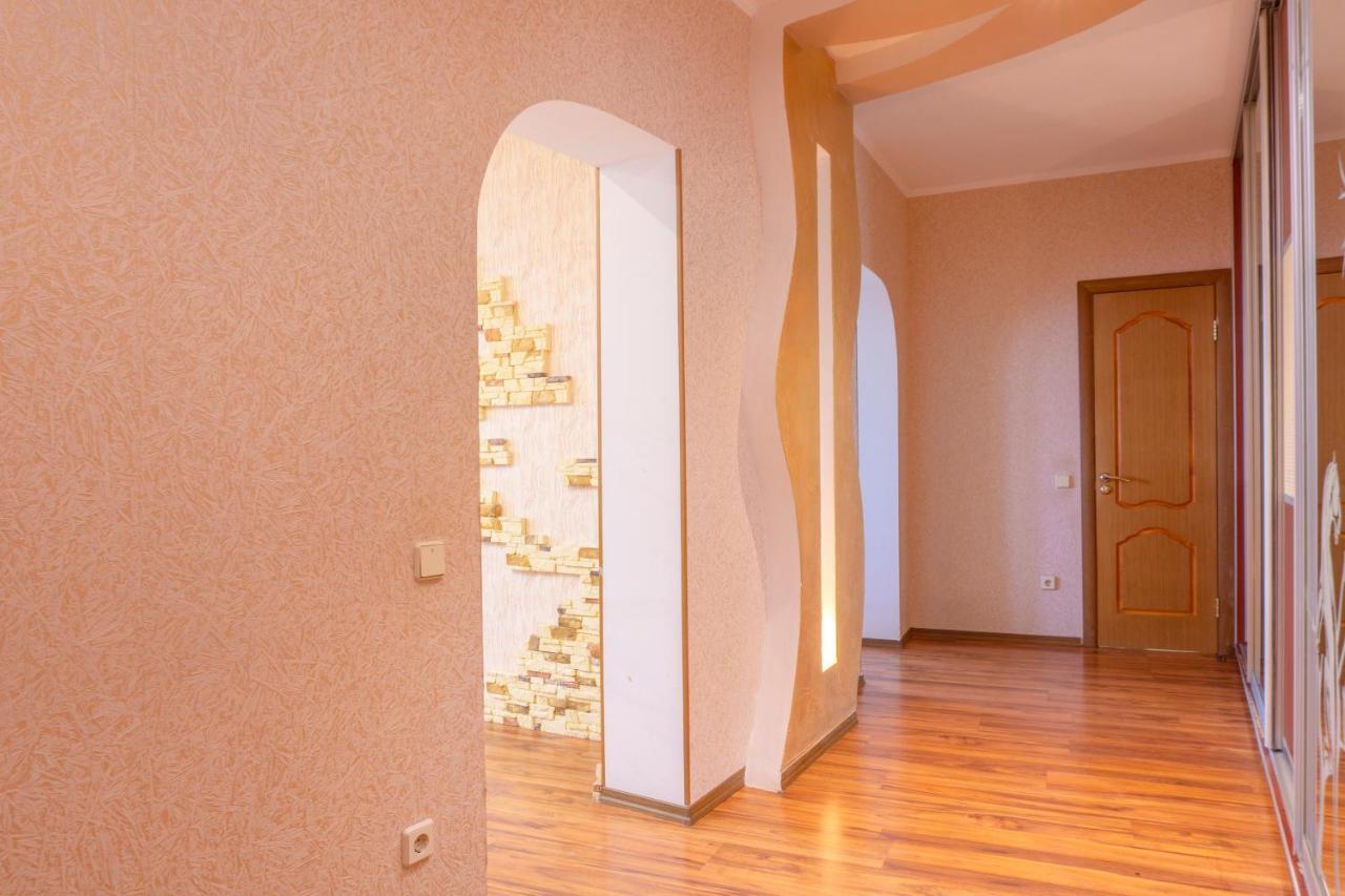 Big Studio Apartment Near River Mall 基輔 外观 照片